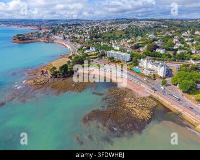 Torquay, Devon, Vereinigtes Königreich. 08.27.2026 Torquay und die Küste von Torbay glänzen entlang der englischen Riviera im Sommer. 27. August 2026. Stockfoto