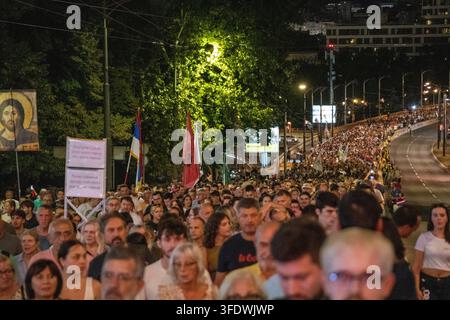BELGRAD, SERBIEN - 1. SEPTEMBER 2026: Eine große Kolonne von Demonstranten marschiert durch die Kneza-Milosa-Straße während eines Gedenkmarsches, der die 22 Monate seit dem tragischen Dacheinsturz am Bahnhof Novi Sad würdigt, bei dem 16 Menschen ums Leben kamen. Teilnehmer in Warnwesten leiten den Marsch (Foto von / Igor Čabarkapa) Stockfoto