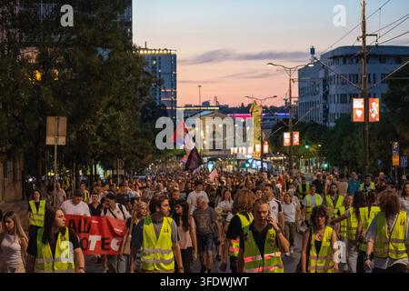 BELGRAD, SERBIEN - 1. SEPTEMBER 2026: Eine große Kolonne von Demonstranten marschiert durch die Nemanjina-Straße während eines Gedenkmarsches, der die 22 Monate seit dem tragischen Einsturz des Daches am Bahnhof Novi Sad würdigt, bei dem 16 Menschen ums Leben kamen. Teilnehmer in Warnwesten leiten den Marsch. (Foto von / Igor Čabarkapa) Stockfoto