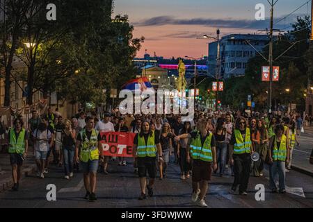 BELGRAD, SERBIEN - 1. SEPTEMBER 2026: Eine große Kolonne von Demonstranten marschiert durch die Nemanjina-Straße während eines Gedenkmarsches, der die 22 Monate seit dem tragischen Einsturz des Daches am Bahnhof Novi Sad würdigt, bei dem 16 Menschen ums Leben kamen. Teilnehmer in Warnwesten führen den Marsch an (Foto von / Igor Čabarkapa) Stockfoto