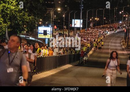BELGRAD, SERBIEN - 1. SEPTEMBER 2026: Eine große Kolonne von Demonstranten marschiert durch die Kneza-Milosa-Straße während eines Gedenkmarsches, der die 22 Monate seit dem tragischen Dacheinsturz am Bahnhof Novi Sad würdigt, bei dem 16 Menschen ums Leben kamen. Teilnehmer in Warnwesten leiten den Marsch (Foto von / Igor Čabarkapa) Stockfoto