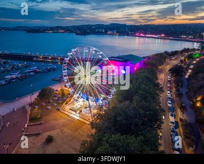 Torquay, Devon, Vereinigtes Königreich. 08.26.2026 Torquay Marina erstrahlt während der Dämmerung über der englischen Riviera. 26. August 2026. Stockfoto