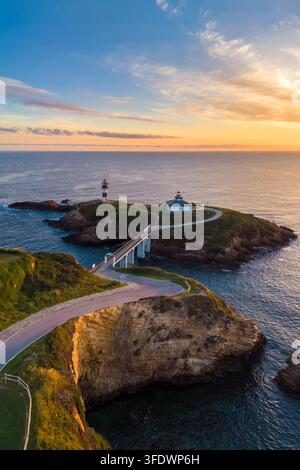 Luftaufnahme des Faro di Illa Pancha während eines Frühlingssonnenaufgangs. Ribadeo, Galicien, Spanien, Iberische Halbinsel, Europa. Stockfoto