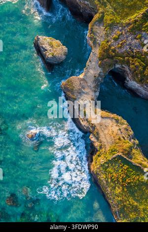 Blick auf die Klippen von Praia das Catedrais bei Sonnenaufgang im Frühling bei Flut. Ribadeo, Galizien, Spanien, Iberische Halbinsel, Westeuropa. Stockfoto