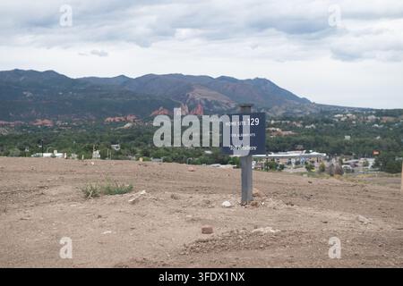 Baustellen und Gebäudebau von Reihenhäusern und Einfamilienhäusern in der Gold Hill-Bebauung von Toll Brothers, einem großen Wohnungsbauunternehmen in Stockfoto