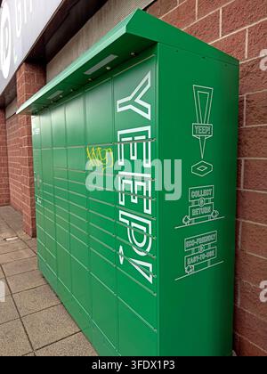 Grüner YEEP-Paketlocker im Cockhedge Shopping Park, Warrington, für automatisierte Paketerholung und Rückgaben Stockfoto