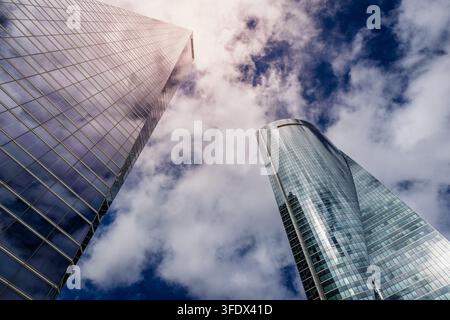 Ansicht von zeitgenössischen Bürotürmen, die sich über der Skyline von Madrid unter einem dramatischen Himmel erheben Stockfoto