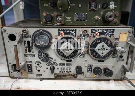 Das Funkgerät Nr. 19 Mk. II ist ein Vintage-Mobilfunk-Senderempfänger aus der Zeit des Zweiten Weltkriegs – Wales, UK – 15. Mai 2026 Stockfoto