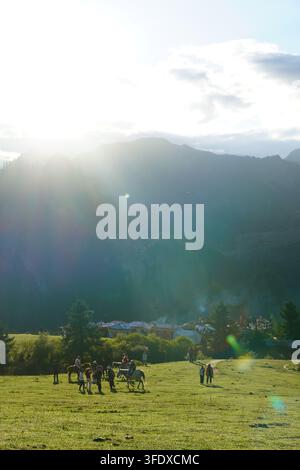 Weiches Morgenlicht, das durch Nebel über ein Taldorf in Sichuan, China, dringt Stockfoto