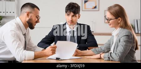 Unternehmenszusammenarbeit und Geschäftstreffen, diverses Team prüft Vertragsdokumente im Büro für professionelle Verhandlungen und Partnerschaftsvereinbarung Stockfoto