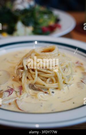 Reiche und cremige Bacon-Carbonara-Pasta, serviert in einem Feinschmeckerrestaurant Stockfoto