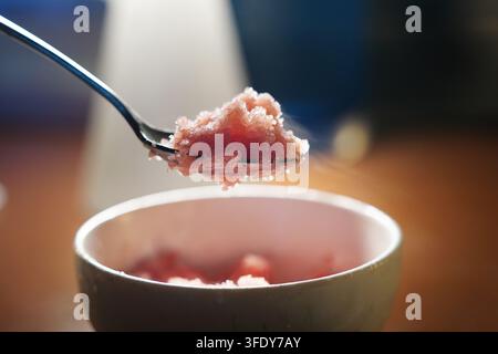 Scoop süßes und erfrischendes hausgemachtes rosa Erdbeer-Sorbet-Dessert Stockfoto