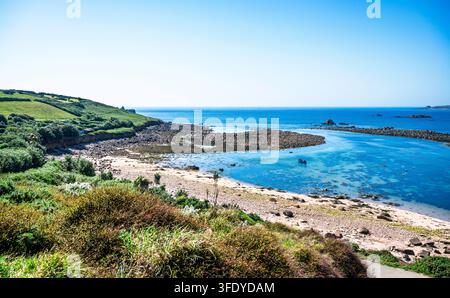 Ein Riff an der Ostseite der Porthcressa Bay, südlich von Hugh Town, bildet eine Formation, die als Pilchard Pool bekannt ist. St Mary's, Isles of Scilly, UK. Stockfoto