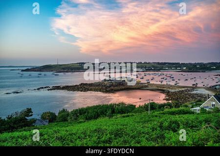 Dämmerungshimmel über Hugh Town und St Mary's Pool, gesehen vom Garrison Hill, St Mary's, Scilly-Inseln, UK. Stockfoto