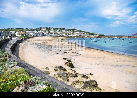 Der Strand von Town Beach grenzt an das Quay und ist Teil des Hafens in Hugh Town, St. Mary's, Isles of Scilly. Stockfoto