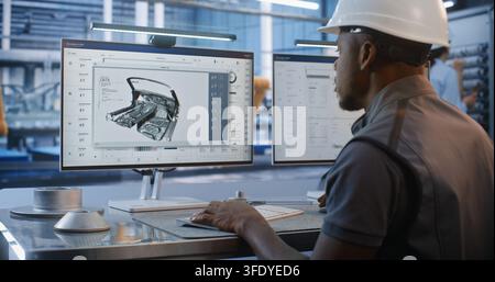 Afroamerikanischer Ingenieur mit Schutzhelm betrachtet 3D-Modell eines Fahrzeugrahmens auf dem Computerdisplay. Industry-4.0-Software optimiert automatisiertes Karosseriedesign in moderner Smart-Fabrik. KI-Fertigung. Stockfoto