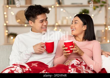 Fröhliches Chinesisches Paar Trinkt Kaffee Feiert Heiligabend Zu Hause Stockfoto