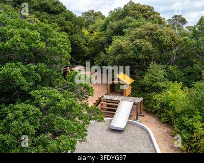 Ansicht von Spielplatzgeräten von der Beobachtungsplattform im Hosoe-Park in Kiga, Hamana-Ward, Hamamatsu, Shizuoka, Japan, am 2. September 2026. Stockfoto