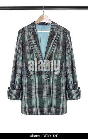 Elegante Oversize-Wolljacke, die an einem Kleiderständer isoliert über Weiß hängt Stockfoto