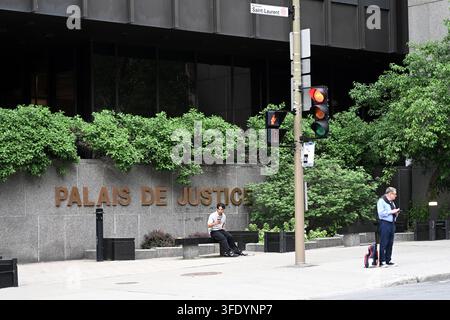 Montreal, Quebec, Kanada – 26. Juni 2026: Menschen in der Nähe des Palais de justice, eines Gerichtsgebäudes in Montreal, QC, Kanada. Stockfoto