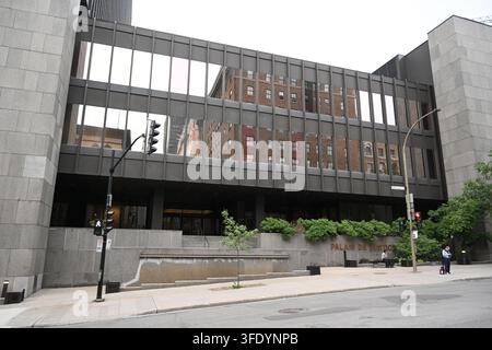 Montreal, Quebec, Kanada – 26. Juni 2026: Menschen in der Nähe des Palais de justice, eines Gerichtsgebäudes in Montreal, QC, Kanada. Stockfoto