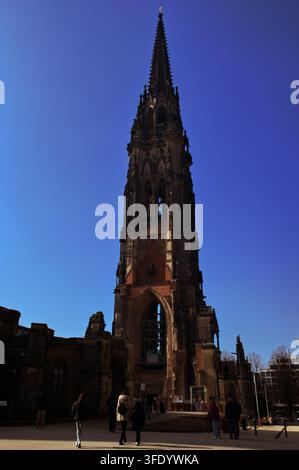 HAMBURG, DEUTSCHLAND, 10. APRIL 2026: Niedrige Ansicht des historischen neogotischen Turms der St. Nikolai-Kirche in Hamburg, Deutschland. Stockfoto