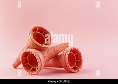 Knusprige Waffel-Eisbecher auf rosa Hintergrund, Kopierraum Stockfoto