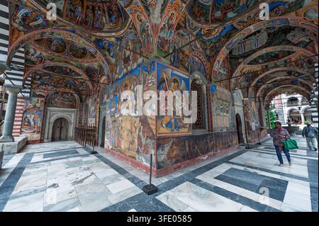 Fresken an der Wand und gewölbte Decke des äußeren Korridors des Rila-Klosters in Bulgarien Stockfoto