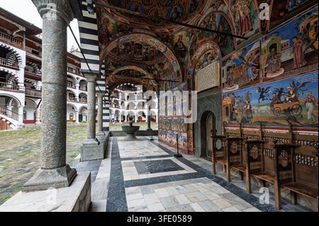 Fresken an der Wand und gewölbte Decke des äußeren Korridors des Rila-Klosters in Bulgarien Stockfoto