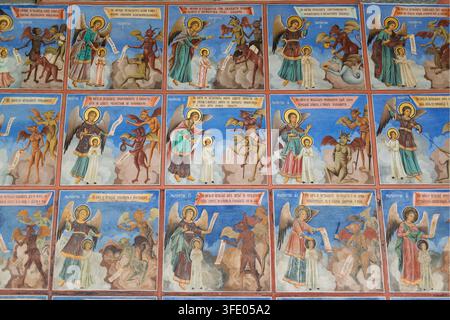 Cartoonartige Fresken an der Wand des äußeren Korridors des Rila-Klosters in Bulgarien Stockfoto