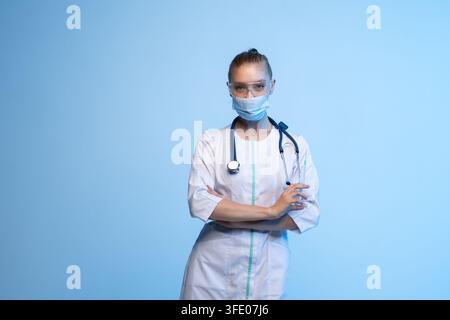 Ärztin oder Krankenschwester in weißer Uniform und persönlicher Schutzausrüstung, bereit für Gesundheitsversorgung, Prävention und Behandlung Stockfoto