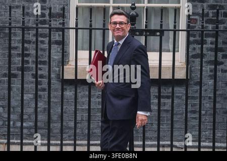 2. September 2026 Premierminister Andy Burnham verlässt 10 Downing Street zu seinen ersten PMQs im Parlament Stockfoto