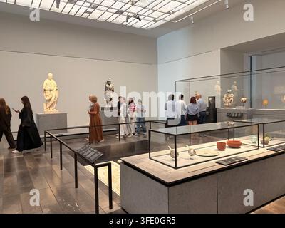 Abu Dhabi Louvre Museum - 2026 - Menschen besuchen Räume im Inneren Stockfoto