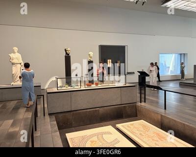 Abu Dhabi Louvre Museum - 2026 - Menschen besuchen Räume im Inneren Stockfoto