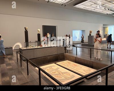 Abu Dhabi Louvre Museum - 2026 - Menschen besuchen Räume im Inneren Stockfoto