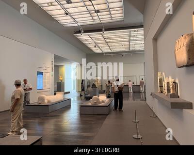 Abu Dhabi Louvre Museum - 2026 - Menschen besuchen Räume im Inneren Stockfoto