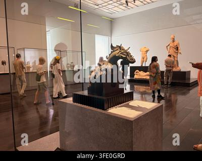 Abu Dhabi Louvre Museum - 2026 - Menschen besuchen Räume im Inneren Stockfoto