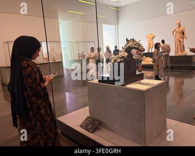 Abu Dhabi Louvre Museum - 2026 - Menschen besuchen Räume im Inneren Stockfoto