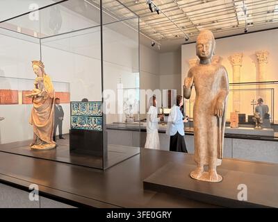 Abu Dhabi Louvre Museum - 2026 - Menschen besuchen Räume im Inneren Stockfoto