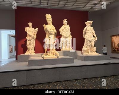 Louvre-Museum Abu Dhabi - 2026 - Vier Kontinente, in Stein gehauen und durch die Augen des 17. Jahrhunderts Europas imaginiert. Im Louvre Abu Dhabi, Euro Stockfoto