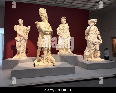 Louvre-Museum Abu Dhabi - 2026 - Vier Kontinente, in Stein gehauen und durch die Augen des Europa des 17. Jahrhunderts imaginiert. 🌍 Im Louvre Abu Dhabi, Eu Stockfoto