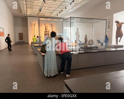 Abu Dhabi Louvre Museum - 2026 - Menschenbesucher, die Innenräume besuchen Stockfoto
