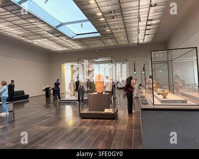 Abu Dhabi Louvre Museum - 2026 - Menschenbesucher, die Innenräume besuchen Stockfoto