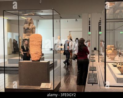Abu Dhabi Louvre Museum - 2026 - Menschenbesucher, die Innenräume besuchen Stockfoto