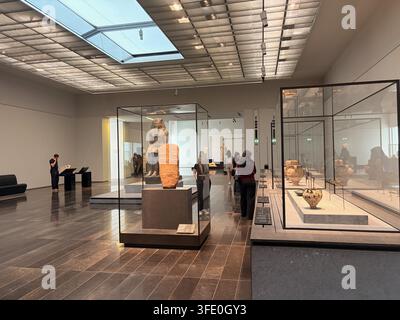 Abu Dhabi Louvre Museum - 2026 - Menschenbesucher, die Innenräume besuchen Stockfoto