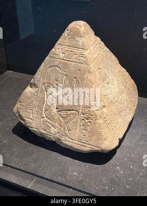 Louvre-Museum Abu Dhabi - 2026 - Pyramidenkapelle des verstorbenen Huy gezeigt in Anbetung Ägypten 1300 v. Chr. Stockfoto