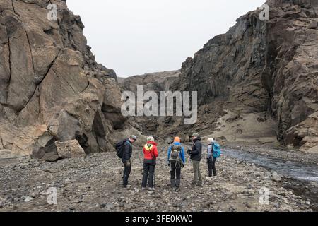 Astronauten und Astronautenkandidaten nehmen an einer geologischen Trainingsexpedition in Island teil, bei der sie die geologischen Merkmale der umliegenden Felskliffe beobachten und diskutieren, im Rahmen der Vorbereitung des Artemis-Programms auf wissenschaftliche Missionen zur Mondoberfläche. Stockfoto