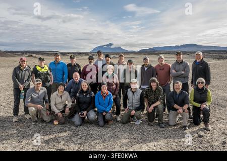 Artemis-Astronauten, Astronautenkandidaten und Mitglieder des Missionsunterstützungsteams, begleitet von örtlichen Park-Rettungskräften, posieren in einem Tal im isländischen Vatnajökull-Nationalpark während der Geologietrainings, darunter Trevor Graff, Angela Garcia, Vincent Lacourt, Juliane Gross, Zena Cardman und Aki Hoshide, ein japanischer Astronaut. Stockfoto