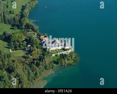 LUFTBILD. Abtei Hautecombe am Ufer des Lac du Bourget. Savoie, Auvergne-Rhône-Alpes, Frankreich. Stockfoto