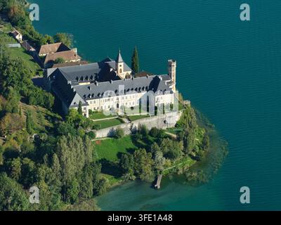 LUFTBILD. Abtei Hautecombe am Ufer des Lac du Bourget. Savoie, Auvergne-Rhône-Alpes, Frankreich. Stockfoto